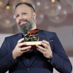 Ο Γιώργος Λάνθιμος κέρδισε με το «Poor Things» τον Χρυσό Λέοντα στο 80ο Φεστιβάλ της Βενετίας