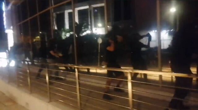 Μέλη του Ρουβίκωνα προκάλεσαν φθορές στα γραφεία της Αttica Group