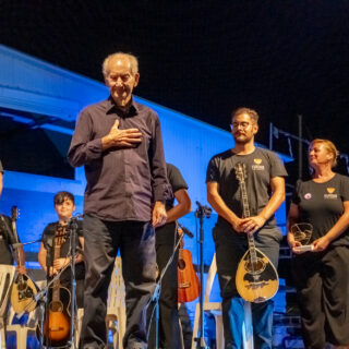 Όταν ο Κώστας Παπαδόπουλος έκλεψε μια βραδιά αφιερωμένη στον Μάρκο Βαμβακάρη στη Σύρο