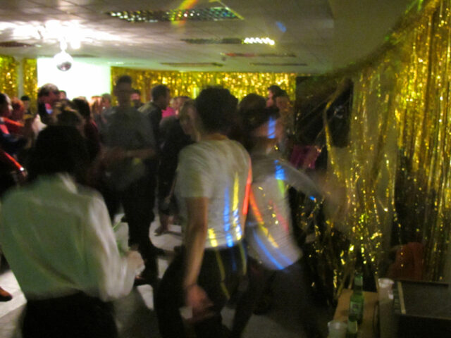 Διάλεξε και συ ένα (ερωτικό) τραγούδι για τη Longing Disco, στο μπαρ του ΕΜΣΤ