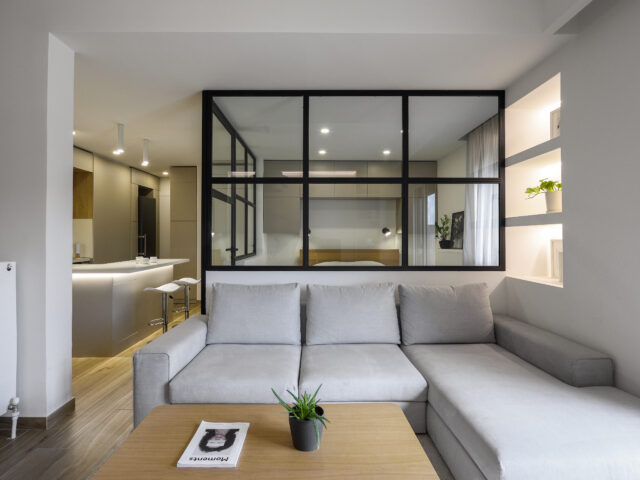 Ένα glass box ανατρέπει τα όρια σ’ ένα διαμέρισμα στη Θεσσαλονίκη