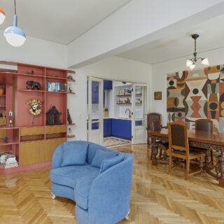 Στην καρδιά της Αθήνας, ένα τυπικό διαμέρισμα βρίσκει την πολύχρωμη ταυτότητά του