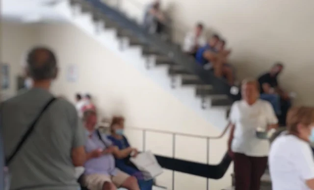 Νοσοκομείο «ΜΕΤΑΞΑ»: Ώρες αναμονής στις σκάλες για χημειοθεραπείες και καθυστερήσεις σε βιοψίες ταλαιπωρούν τους ασθενείς
