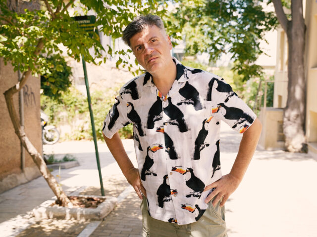 Φοίβος Δεληβοριάς: «Η ζωή είναι μια έρημος που ξαφνικά σπάει από έναν πολύ μεγάλο έρωτα ή από έναν φίλο που λατρεύεις»