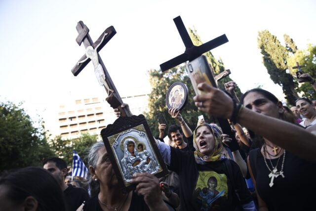 Ναζιστικοί χαιρετισμοί σε διαδήλωση για τις νέες ταυτότητες στο Σύνταγμα [ΒΙΝΤΕΟ]