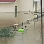 Καρδίτσα: Εγκλωβισμένοι στις στέγες των σπιτιών οι κάτοικοι φωνάζουν “Βοήθεια, πνιγόμαστε”