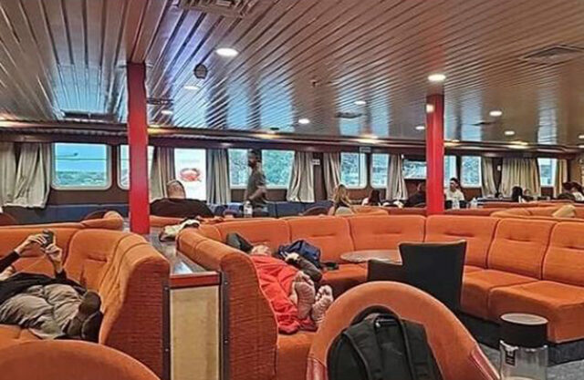 Γολγοθάς για επιβάτες πλοίου στη Σκόπελο: “Αποκλεισμένοι εδώ και δύο ημέρες, καμιά ενημέρωση”