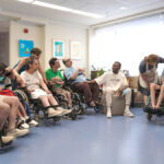 «Αγαπάω τους ανθρώπους και θέλω να βοηθήσω όσους έχουν ανάγκη»: Ο πρόσφυγας από τη Γουινέα που φροντίζει άτομα με βαριά αναπηρία