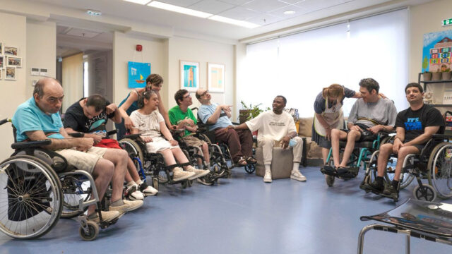 «Αγαπάω τους ανθρώπους και θέλω να βοηθήσω όσους έχουν ανάγκη»: Ο πρόσφυγας από τη Γουινέα που φροντίζει άτομα με βαριά αναπηρία