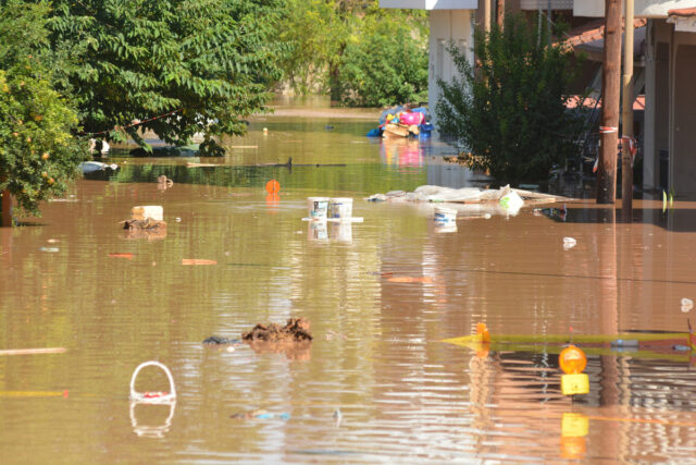 Κακοκαιρία: Υπερχείλισε ο Πηνειός – Απίστευτες εικόνες από τη Λάρισα