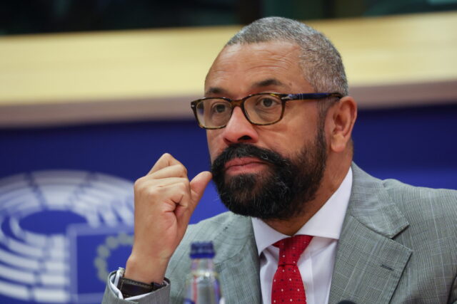 Στο Ισραήλ ο Βρετανός ΥΠΕΞ – Δεκαεπτά Βρετανοί σκοτώθηκαν ή αγνοούνται μετά τις επιθέσεις της Χαμάς