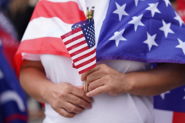 ΗΠΑ: Οι Αμερικανοί «κουράστηκαν» να στέλνουν όπλα στην Ουκρανία