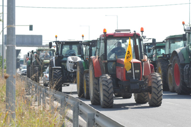 Συλλαλητήριο με τρακτέρ από τους πλημμυροπαθείς αγρότες στη Λάρισα [ΒΙΝΤΕΟ]