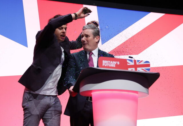 Βρετανία: Διαδηλώτης «έλουσε» με γκλίτερ τον ηγέτη του Εργατικού Κόμματος [ΒΙΝΤΕΟ]