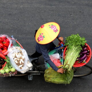 Η πολύχρωμη ψυχή του Βιετνάμ φορτωμένη σε δύο ρόδες ποδηλάτου