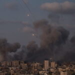 H Γάζα βομβαρδίζεται ανηλεώς – Πυροβόλα, άρματα και ελικόπτερα κατά μήκος των συνόρων