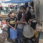 Μολυσμένα υπόγεια ύδατα και κατεστραμμένοι αγωγοί νερού: Οι Παλαιστίνιοι στη Γάζα αντιμέτωποι και με τη δίψα