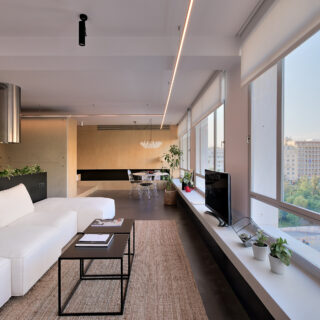 Οpen-plan loft με θέα στα ιστορικά κτίρια του κέντρου, στην Πλατεία Καρύτση