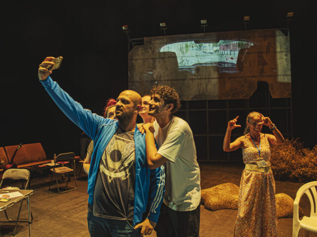 Στις πρόβες του Romáland: Ρομά και μπαλαμοί καταρρίψαμε τα στερεότυπα με φως και χιούμορ