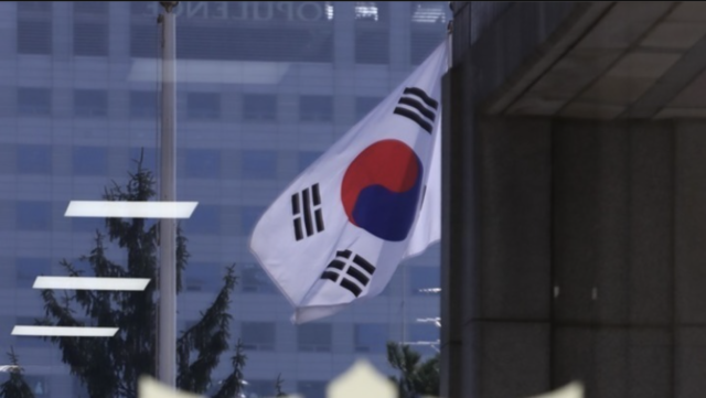 Συνελήφθη άνδρας στη Ν. Κορέα που τραυμάτισε με μαχαίρι δύο αστυνομικούς