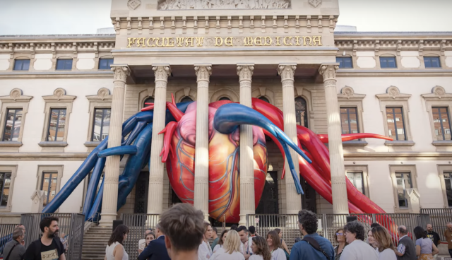 «Η Μυστική Καρδιά»: Μια πελώρια φουσκωτή καρδιά ευαισθητοποιεί τους περαστικούς στη Βαρκελώνη