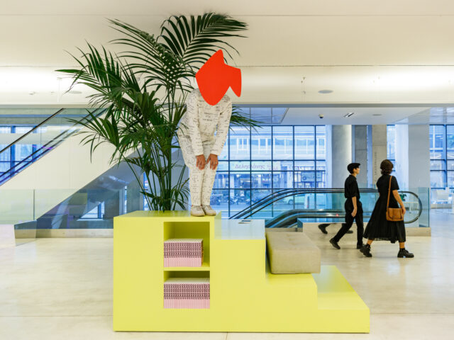 Συμβιωτικά: Η έκθεση των miss dialectic στο ΕΜΣΤ «γαργαλάει» τη συνύπαρξη με τα έργα θηλυκοτήτων στην τέχνη