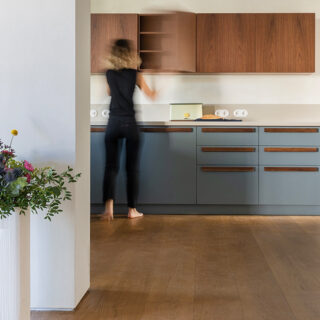 Έμφαση στα φυσικά υλικά, στην ανακαίνιση ενός διαμπερούς διαμερίσματος του 1964