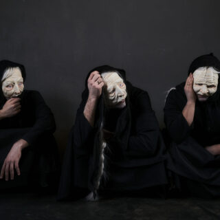 Πώς αποτυπώνεται το οικείο, γηρασμένο, θηλυκό σώμα μέσα από τρία αρσενικά, νεαρά κορμιά;