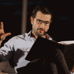 «Παραβάσεις/Αναγνώσεις»: Ο Νίκος Κουρής διαβάζει την «Ιογενή Πνευμονία» του Ζήσιμου Λορεντζάτου