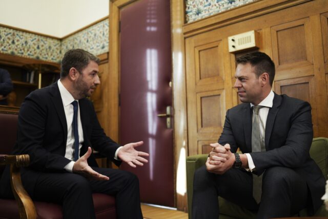 Συνάντηση Ανδρουλάκη – Κασσελάκη στη Βουλή με επίκεντρο το θέμα των υποκλοπών