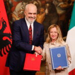 Συμφωνία Μελόνι-Ράμα για μεταφορά και εγκατάσταση μεταναστών σε κλειστά κέντρα κράτησης από την Ιταλία στην Αλβανία