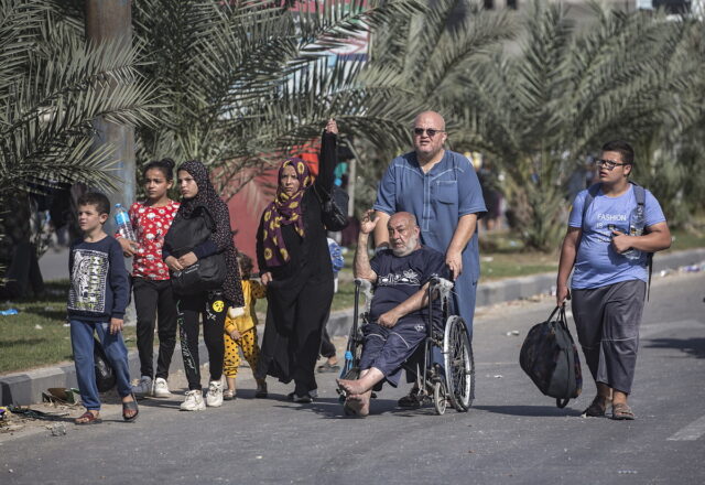 «Έξοδος» των Παλαιστινίων: Χιλιάδες εγκαταλείπουν τη βόρεια Λωρίδα της Γάζας κρατώντας λευκές σημαίες