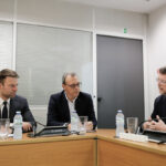 Κασσελάκης στην Επιτροπή Ανταγωνισμού: Η αιτία της ακρίβειας είναι δομική και ανήκει στη φιλοσοφία της κυβερνητικής πολιτικής