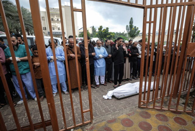 Γάζα: «Ψηλά τα χέρια! Άνδρες άνω των 16 να παραδοθούν» – Ο ισραηλινος στρατός πολιορκεί το νοσοκομείο Αλ Σίφα