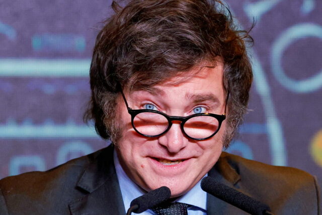 Αργεντινή: Πώς κατάφερε να κερδίσει στις εκλογές ο ακραίος φιλελεύθερος Χαβιέρ Μιλέι