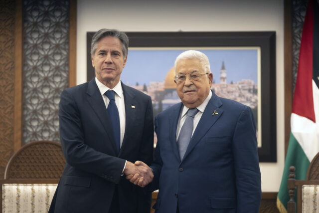 Στη Ραμάλα ο Άντονι Μπλίνκεν – Συνάντηση με τον Μαχμούντ Αμπάς