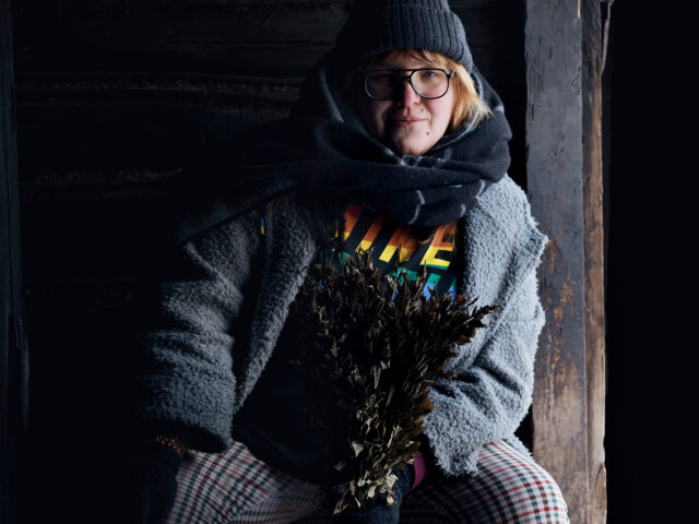 Anna Hints: «Κάποιοι άνθρωποι πάνε στην εκκλησία, εμείς πάμε στην καπνιστή σάουνα»