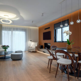 Φυσικά υλικά και άπλετο φως, σε μία μεζονέτα στα Βριλήσσια