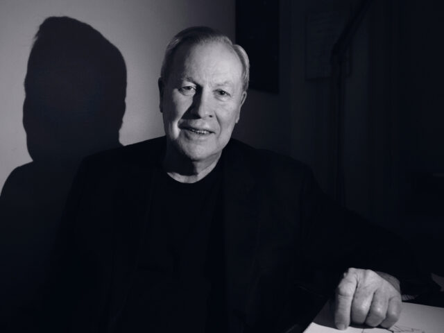 Μπομπ Γουίλσον: «Δεν πρέπει να κάνουμε θέατρο αν δεν μπορούμε να γελάσουμε»