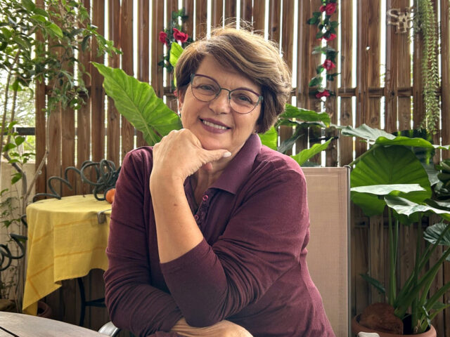 «Όταν μπαίνω στα σπίτια των ανθρώπων είναι μέρα χαράς»: Η Άλμα μιλάει για τη ζωή της ως καθαρίστρια στην Ελλάδα