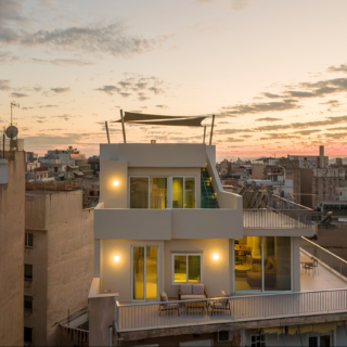 Δύο αρχιτέκτονες επαναπροσδιορίζουν την έννοια της αστικής διαβίωσης, με πρωτοποριακό μινιμαλιστικό σχεδιασμό