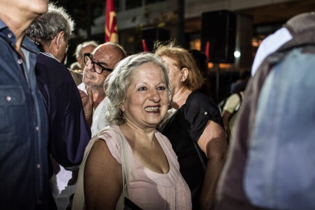 Προσήγαγαν τον σύζυγο και την κόρη της Ελένης Γερασιμίδου – Ύψωσαν την παλαιστινιακή σημαία