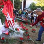 Εκατοντάδες πολίτες στον χώρο του Πολυτεχνείου για 50η επέτειο της Εξέγερσης