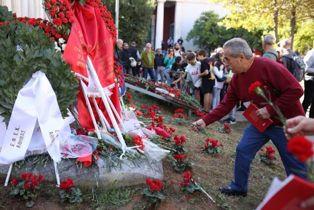 Εκατοντάδες πολίτες στον χώρο του Πολυτεχνείου για 50η επέτειο της Εξέγερσης