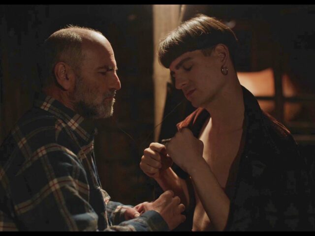 Το Milky Way παρουσιάζει μια σχέση πατέρα και queer γιου που η ελληνική τηλεόραση δεν έχει ξαναδεί