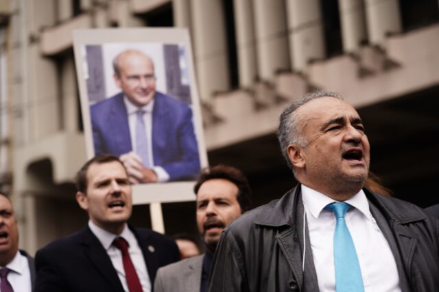 Νέο «κίνημα της γραβάτας»: Συγκεντρώσεις διαμαρτυρίας από επιστήμονες και επαγγελματικούς φορείς για το φορολογικό νομοσχέδιο