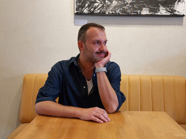 Γιώργος Κυνηγόπουλος: «Οι ανοιχτά ΛΟΑΤΚΙ+ life coaches στην Ελλάδα είναι πολύ λίγοι»