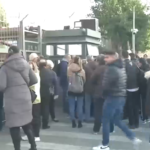 Αποκλεισμός της Πέτρου Ράλλη από συγγενείς των 424 προσαχθέντων – Ένταση με την αστυνομία