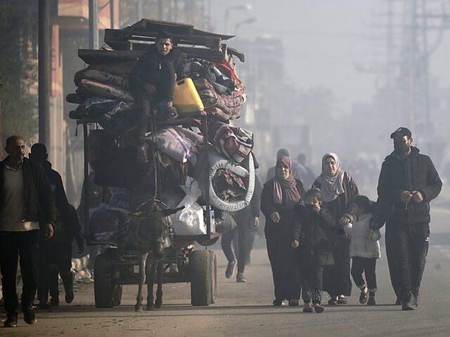 «Αν δεν πεθάνουμε από βομβαρδισμούς, θα πεθάνουμε στους δρόμους»: Ο χειμώνας στην πολιορκημένη Γάζα