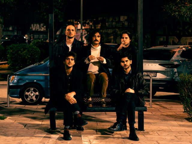 Deaf Radio, The Steams και Xoan, συζητούν σ’ ένα μπαρ για εκείνα που τους αφορούν